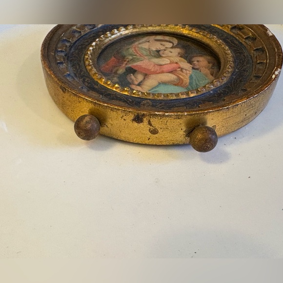 Round Florentine Frame - Picture 5 of 10